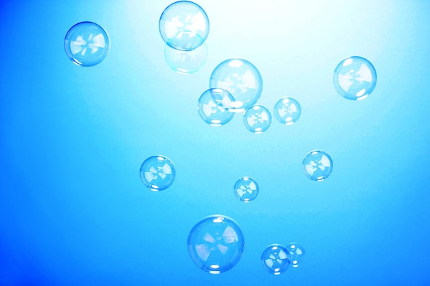 Zeepbel op blauwe achtergrond