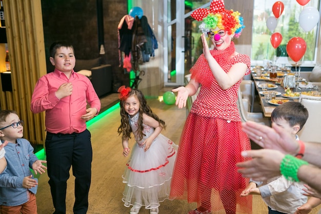 Zeepbellen tonen clowns op kinderfeestje