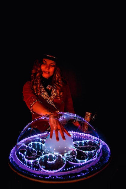 Zeepbellen Toon vrouw goochelaar illusionist circus shows in theatrale kleding stijlvolle hoed op tafel op zwarte achtergrond vrouwelijke actrice in stadium kostuum