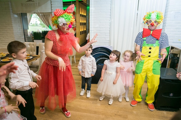 Zeepbellenshow clowns op kinderfeestje Clowns houden shows voor kinderevenementen