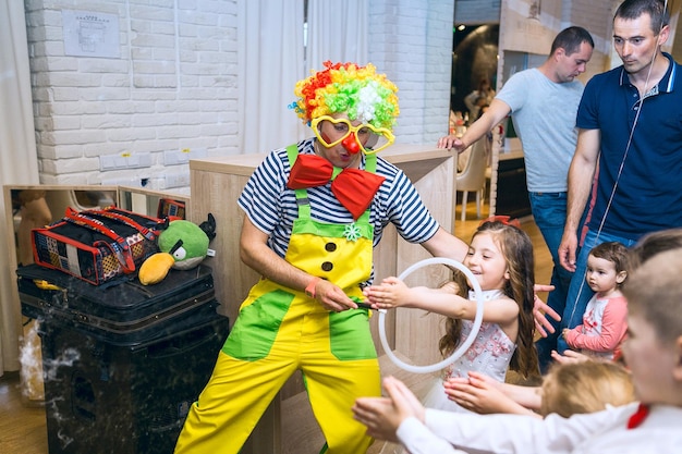 Zeepbellenshow clowns op kinderfeestje Clowns houden shows voor kinderevenementen
