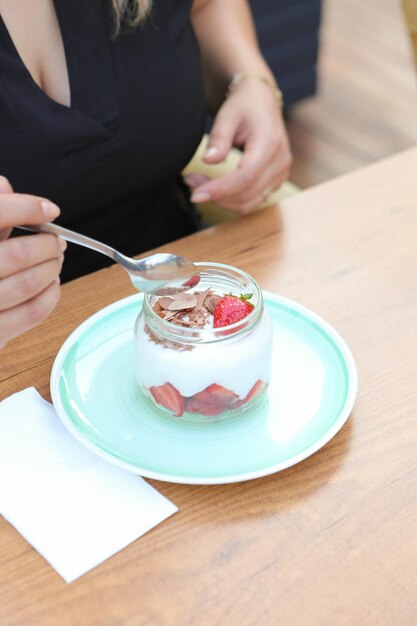 Zeer heerlijk dessert in potten zoet en gebak in potten