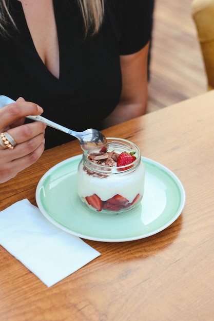 Zeer heerlijk dessert in potten zoet en gebak in potten