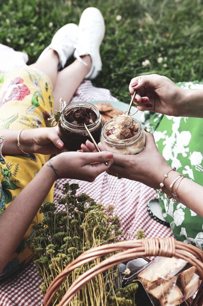 Zeer heerlijk dessert in potten zoet en gebak in potten