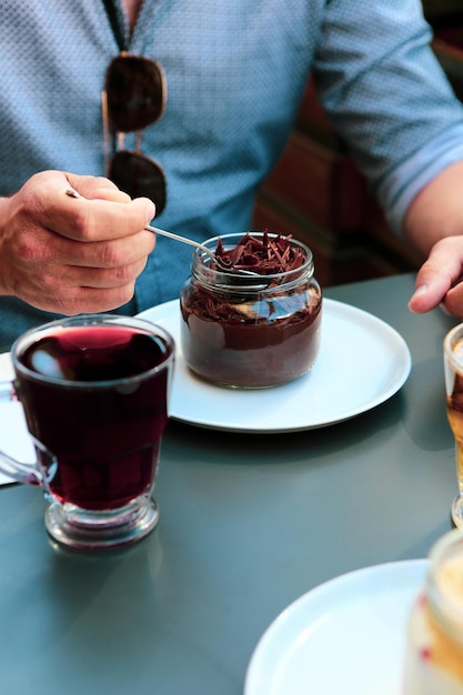 Zeer heerlijk dessert in potten zoet en gebak in potten