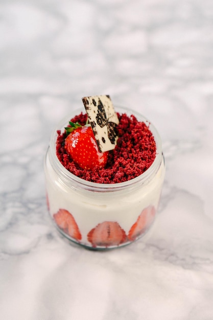 Zeer heerlijk dessert in potten zoet en gebak in potten