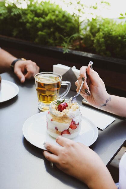 Zeer heerlijk dessert in potten zoet en gebak in potten