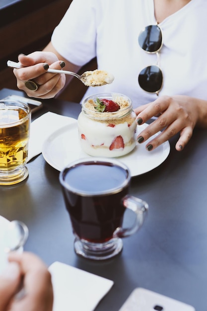 Zeer heerlijk dessert in potten zoet en gebak in potten