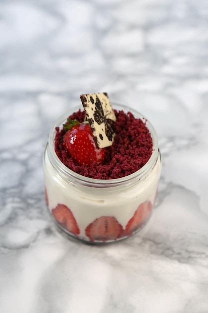 Zeer heerlijk dessert in potten zoet en gebak in potten