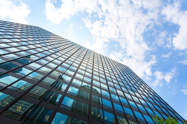 Zeer hoog zakencentrum. Onderaanzicht op wolkenkrabber