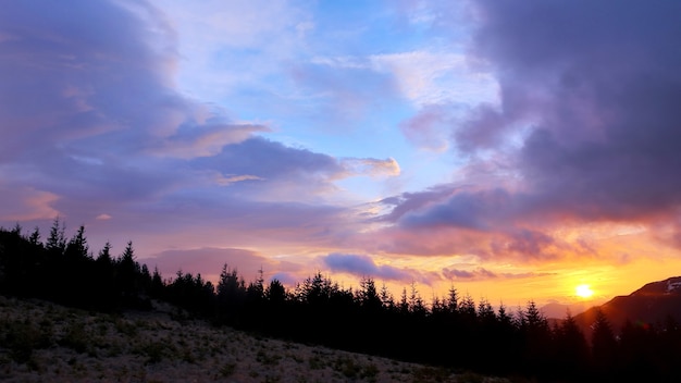 Zeer kleurrijke zonsondergang in de bergen. geweldige natuur en landschappen