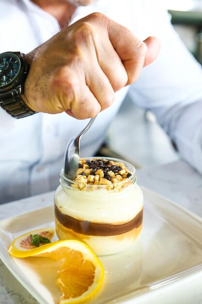 Foto zeer lekker dessert in potten, zoet en gebak in potten