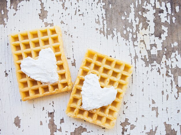 Zeer mooie Belgische wafels op een oude tafel