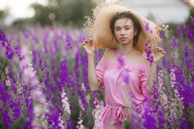 Zeer mooie jonge vrouw met bloemen. Sluit omhoog portret van aantrekkelijk wijfje