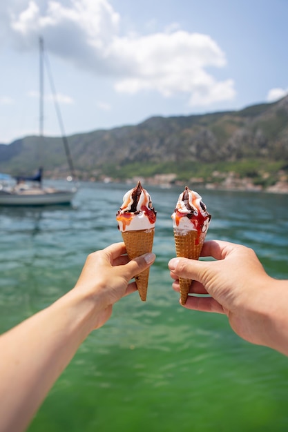 Zeer mooie promenade van de baai van Kotor Montenegro Verliefde paar met kleurrijk ijs op de achtergrond van de baai van Kotor