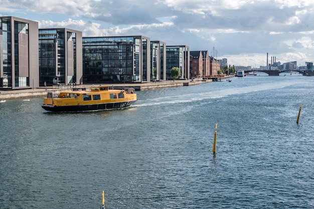 Zeeschip op de rivier tegen de lucht in de stad