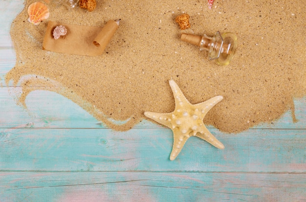 Zeester met schelpen op zee zand op blauwe houten oppervlak