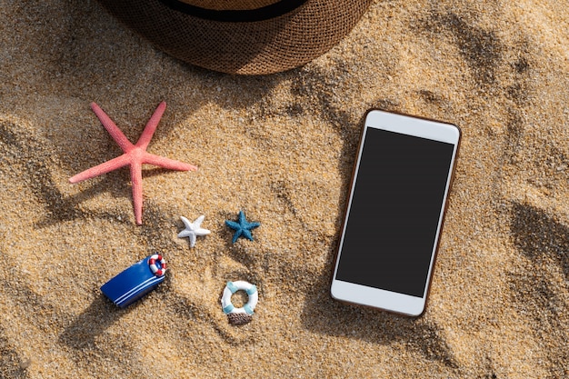 Zeester op tropisch strand met slimme telefoon, het concept van de de zomervakantie