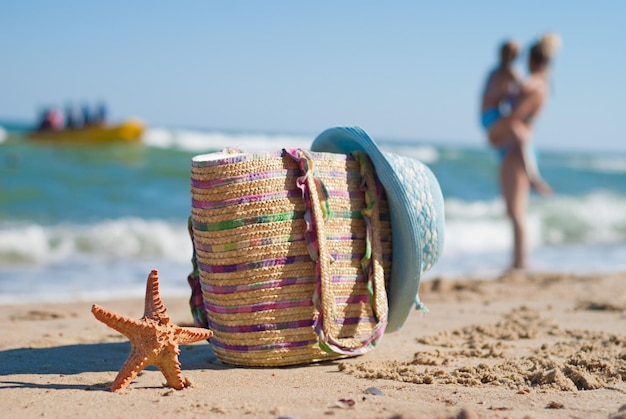 Zeester strandtas en een dameshoed op het strand