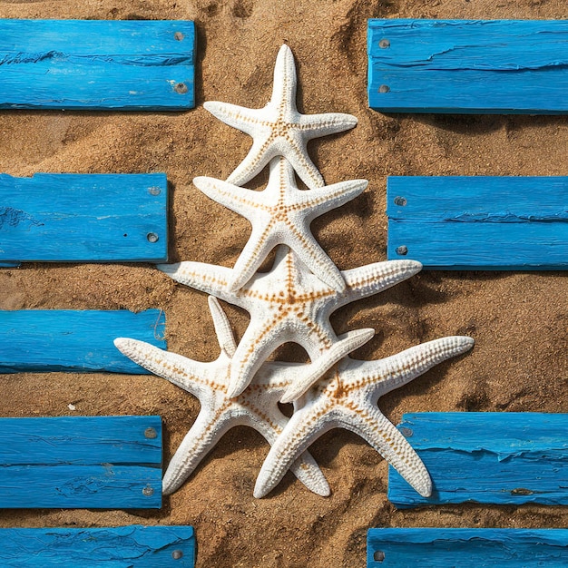 Zeesterren bovenop elkaar in de vorm van een kerstboom op zand met blauwe planken Concept Nieuwjaarsvakantie strand