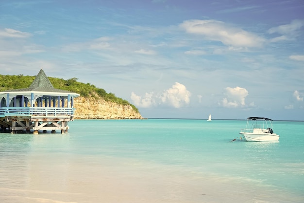 Zeestrand met boot en onderdak in st johns antigua