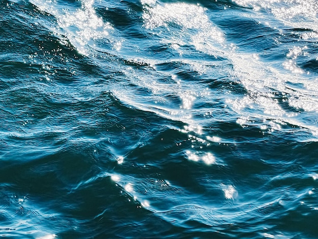 Zeetextuur en kustnatuurconcept blauw oceaanwater als oppervlakteachtergrond vloeiende golven en summ...