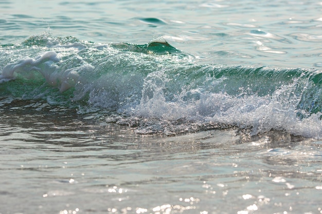 Zeetij spatten turbulent helder water close-up