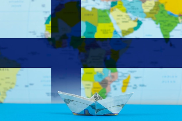 Zeevervoer van Finland concept internationaal vervoer handel of invoer papier schip met