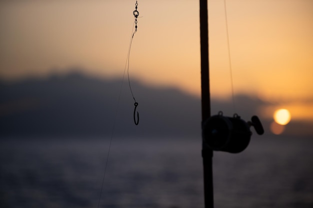 Zeevisspoel tijdens zonsopgang. Hengels voor grote vissen.