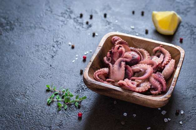 Zeevruchten Baby-octopus in een houten kom, kopieer ruimte