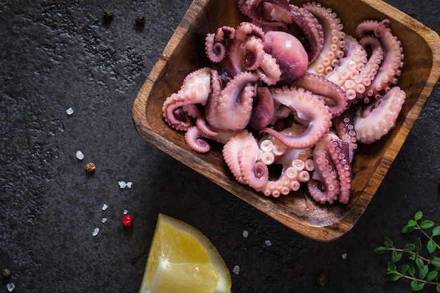 Zeevruchten Baby octopus salade in een houten kom close-up.