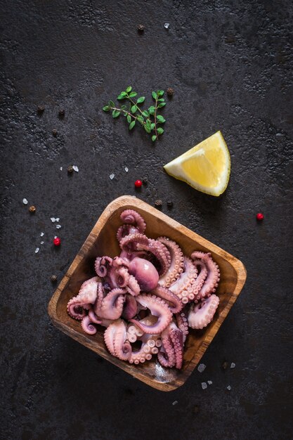 Zeevruchten Baby octopussalade in een houten kom. Bovenaanzicht.