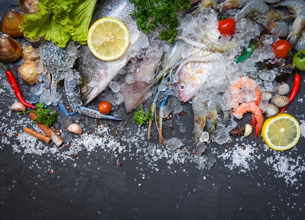 Zeevruchten bord met schaal-en schelpdieren garnalen garnalen krab shell kokkels mossel inktvis octopus en vis