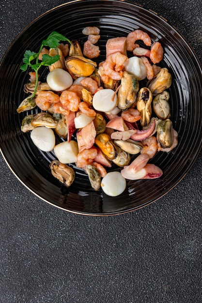 zeevruchten cocktail eten salade garnalen mossel sint-jakobsschelp octopus maaltijd snack op tafel kopie ruimte