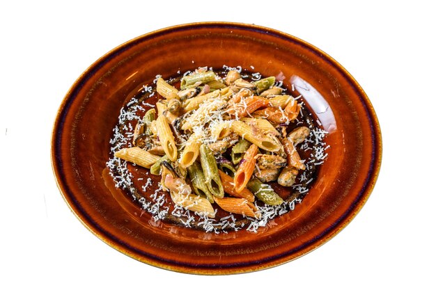 Zeevruchten kleur Penne pasta in roomsaus op een bord geïsoleerd op witte achtergrond bovenaan