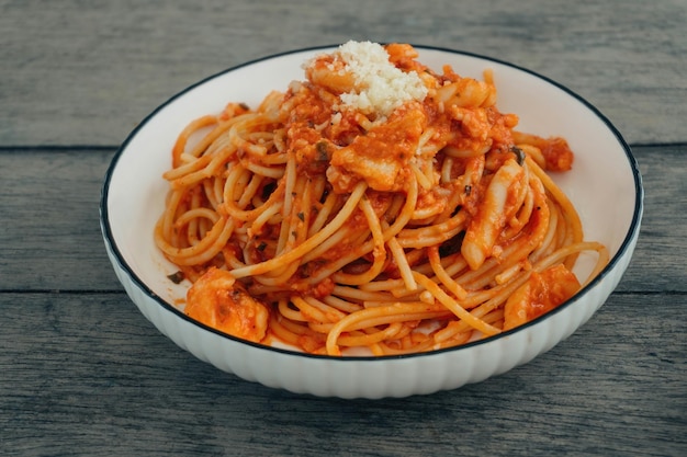 zeevruchten marinara keuken met grijze houten achtergrond