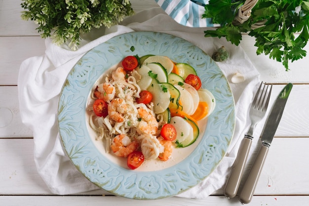 Zeevruchten met groenten en daikon Een bord met gezond voedsel