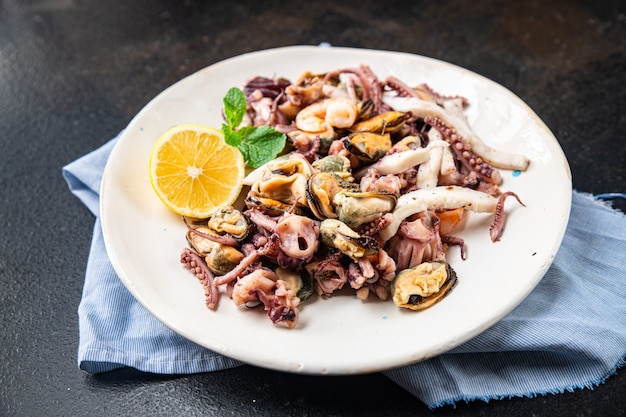 zeevruchten mix garnalen inktvis mossel octopus verse maaltijd snack op tafel