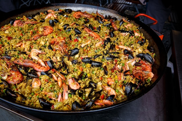 Zeevruchten. Paella met rijst, langoustine, mosselen, inktvis, garnalen