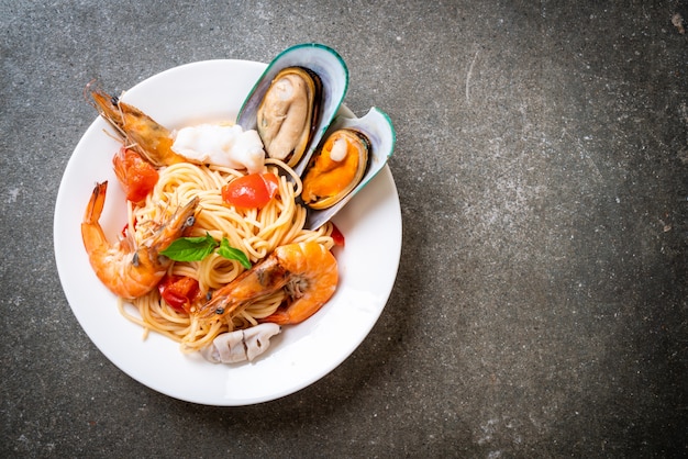 Zeevruchten pasta Spaghetti met kokkels, garnalen, Squis, mossel en tomaten