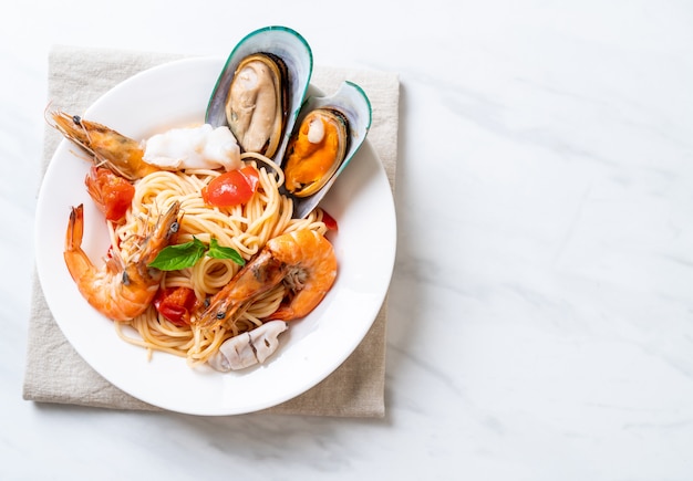 Zeevruchten Pasta Spaghetti Met Tweekleppige Schelpdieren, Garnalen, Squis, Mossel En Tomaten