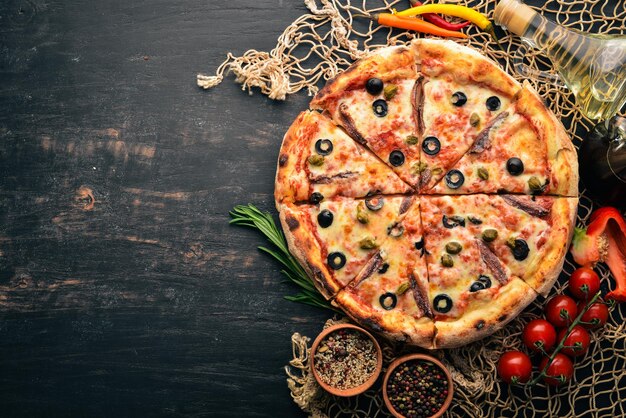 Zeevruchten pizza. italiaanse keuken. op een houten achtergrond. vrije ruimte voor tekst. bovenaanzicht.