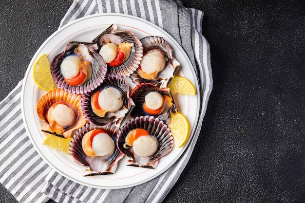 zeevruchten sint-jakobsschelp in shell verse maaltijd snack op tafel kopie ruimte voedsel achtergrond rustiek bovenaanzicht