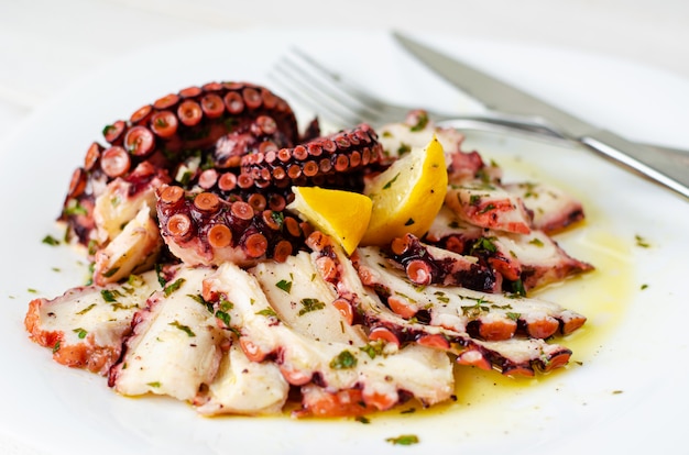 Zeevruchten voorgerecht. Octopus Carpaccio op witte plaat. Mediterrane delicatesse. Selectieve aandacht