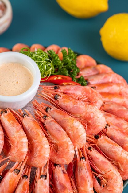 Zeevruchtenbord met garnalenschelpdieren in salade met zeevruchten en groenten