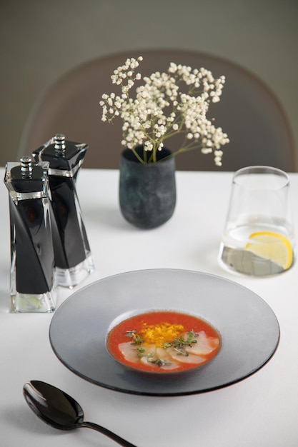 Zeevruchtenconsomme en Witte aspergesoep op een witte tafel Zeevruchtensoep in een wit bord