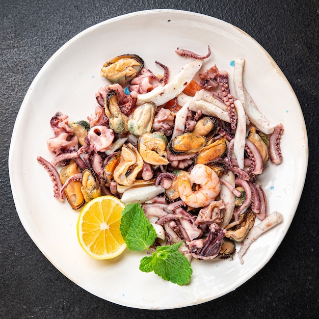 Zeevruchtenmix garnalen inktvis mossel octopus klaar om te eten maaltijd snack op tafel kopieer ruimte voedsel