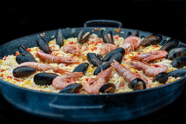 Zeevruchtenpaella in de braadpan een straatvoedselfestival