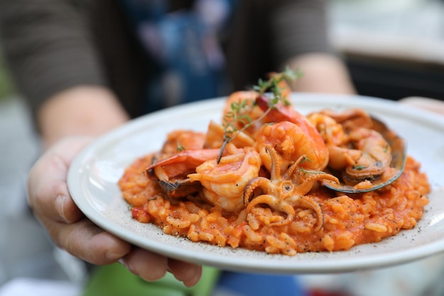 Zeevruchtenrisotto met mosselgarnalen en inktvis, Italiaans eten met de hand