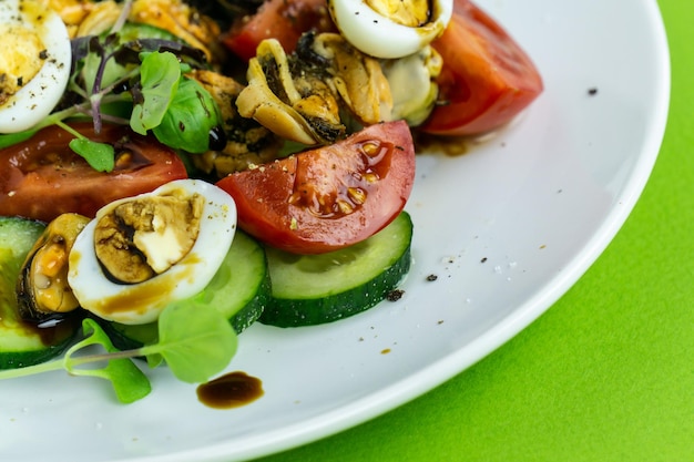 Zeevruchtensalade met eieren, tomaten en komkommers